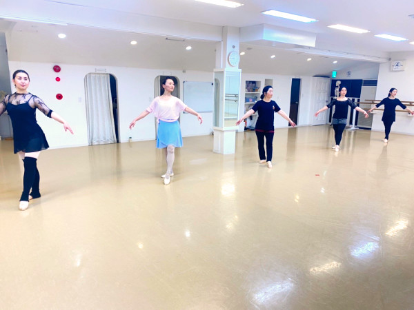 大人バレエのレッスン風景
