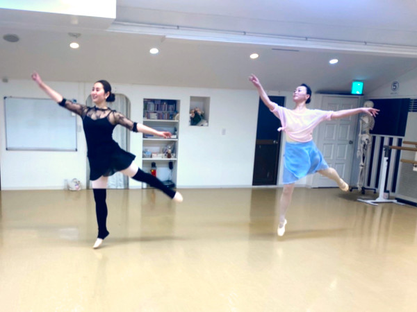 大人バレエのレッスン風景