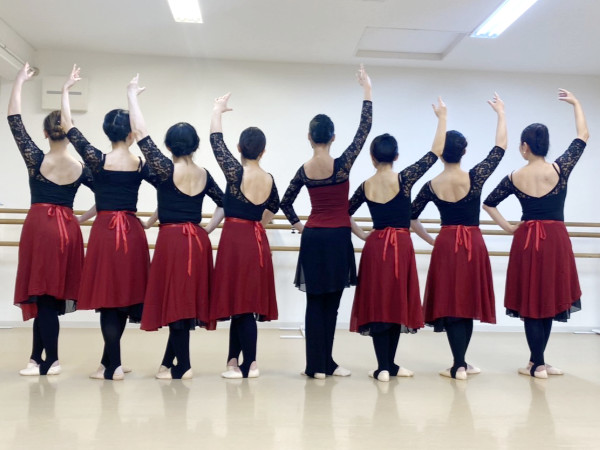 大人バレエのレッスン風景