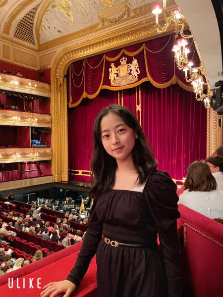 バレエ鑑賞にも行ったり